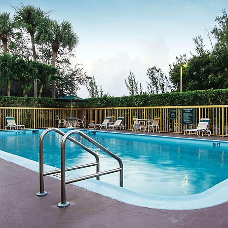 La Quinta Inn By Wyndham West Palm Beach - Florida Turnpike Century Village  Exteriör bild