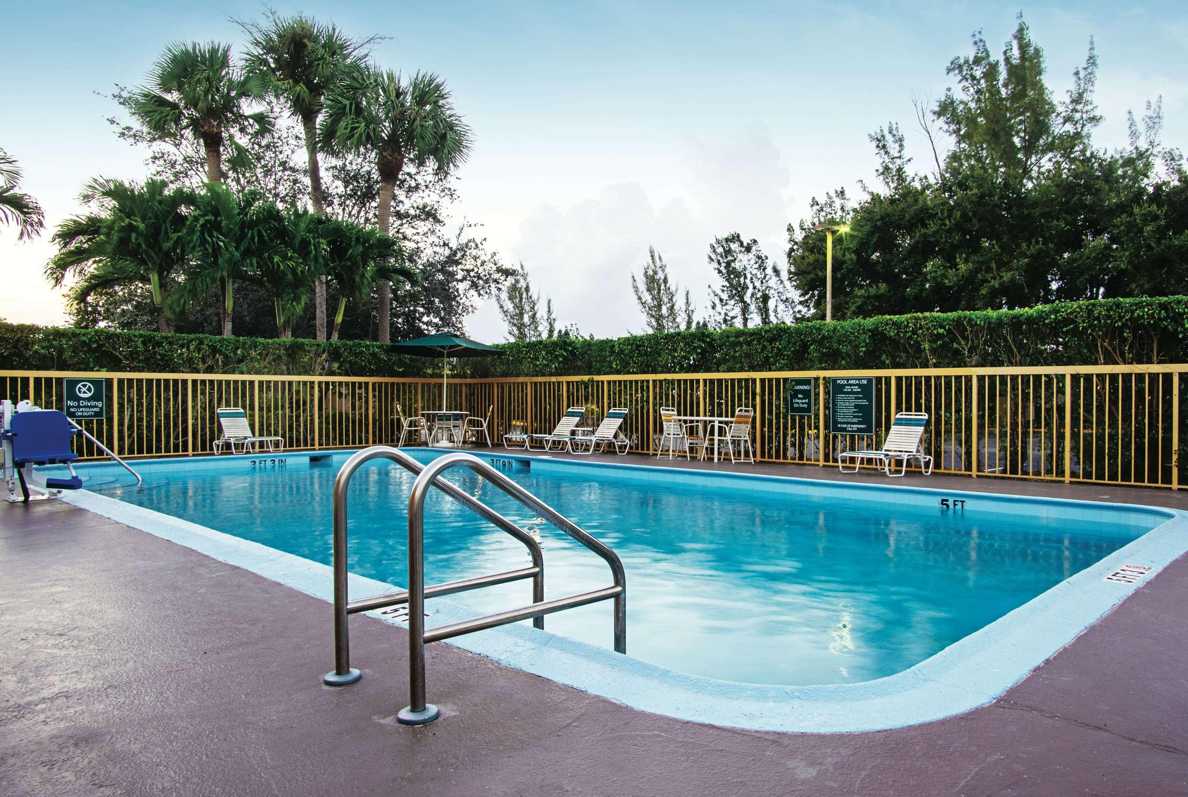 La Quinta Inn By Wyndham West Palm Beach - Florida Turnpike Century Village  Exteriör bild