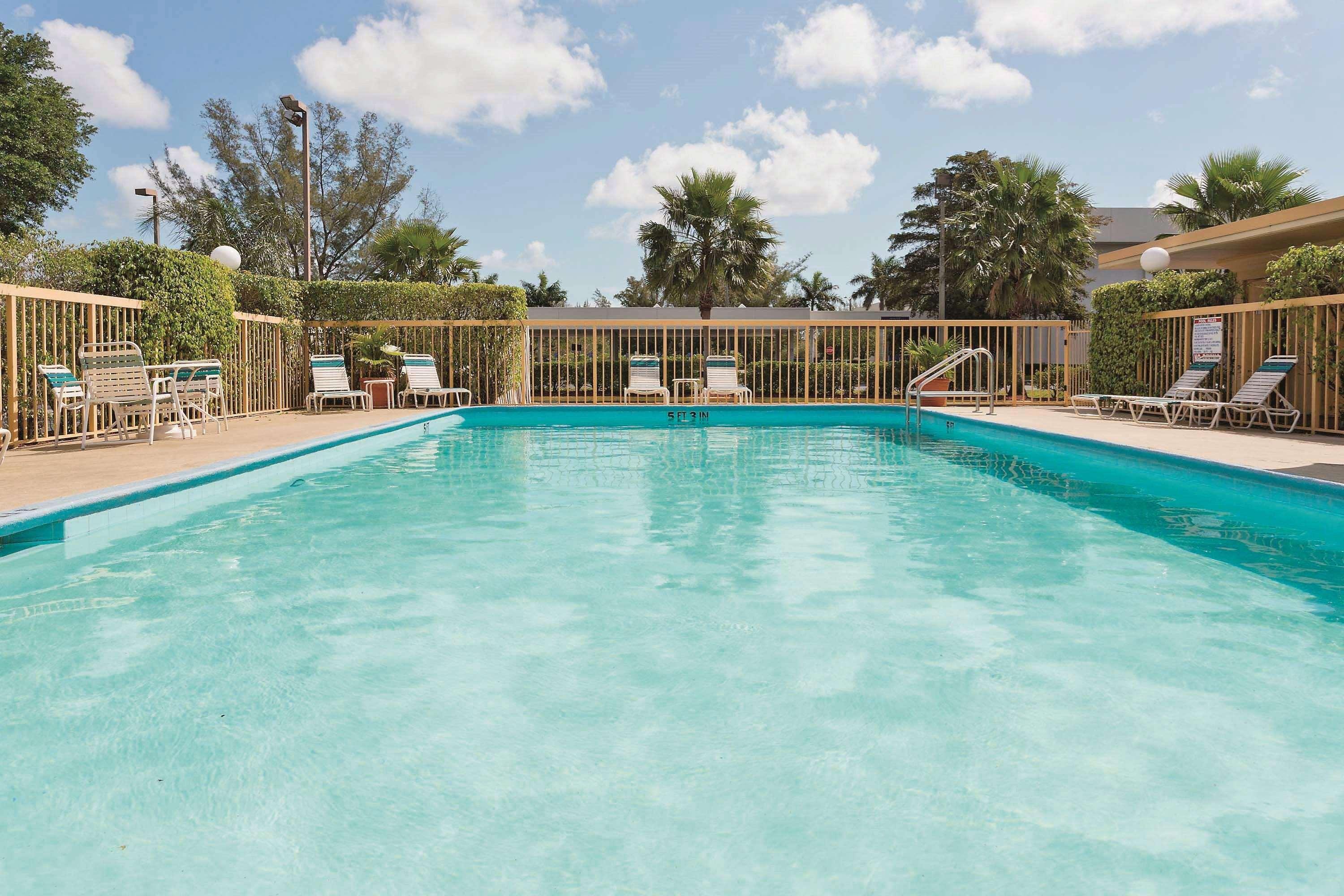 La Quinta Inn By Wyndham West Palm Beach - Florida Turnpike Century Village  Exteriör bild