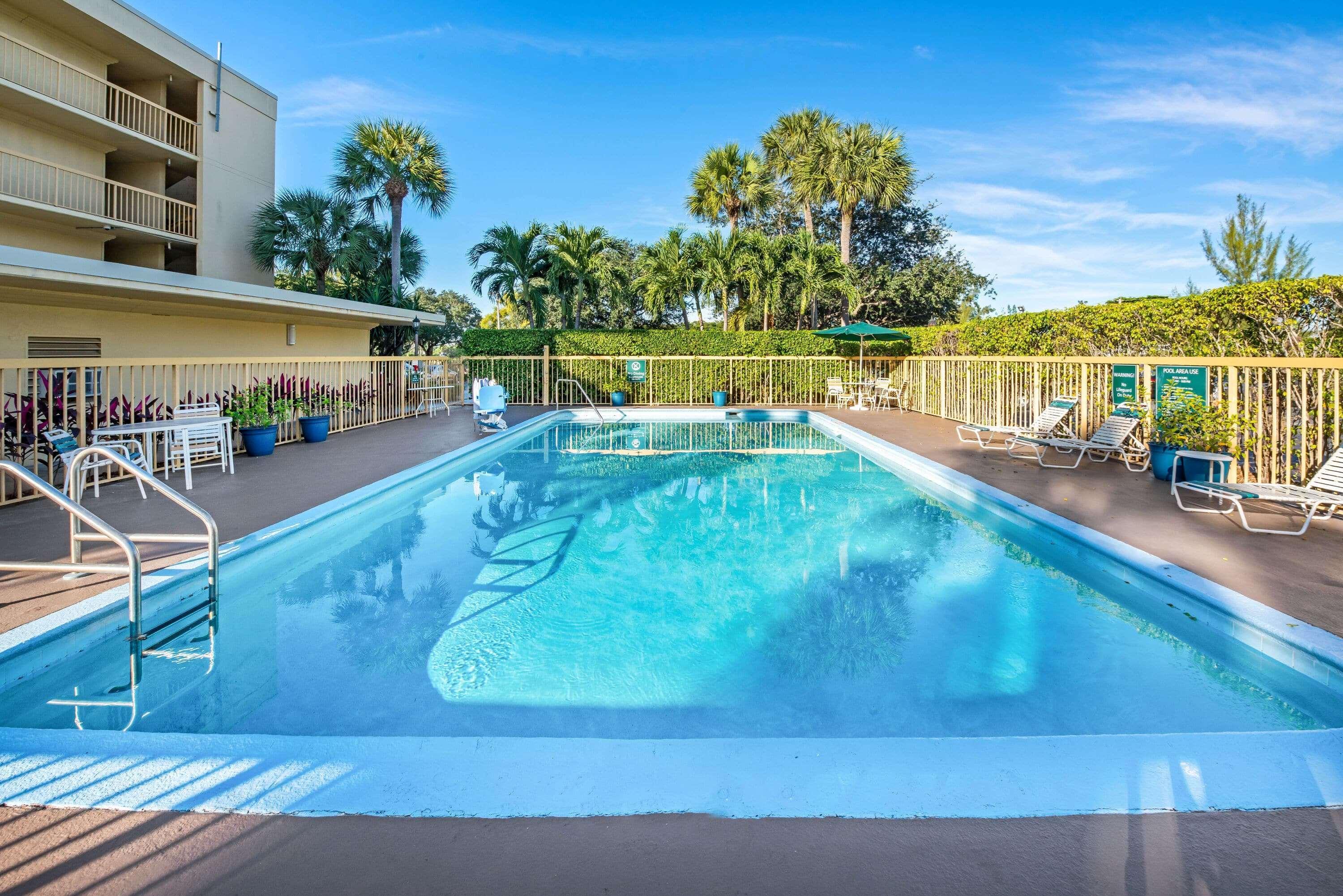 La Quinta Inn By Wyndham West Palm Beach - Florida Turnpike Century Village  Exteriör bild